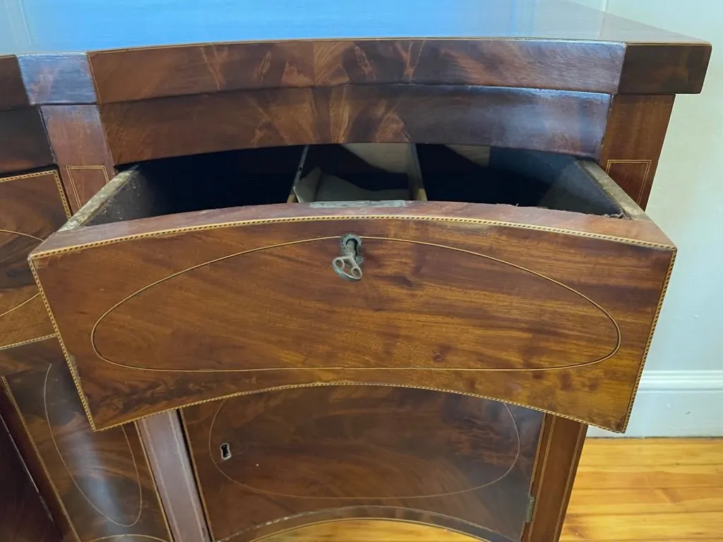 Fine Federal American Hepplewhite Serpentine Sideboard, c. 1790