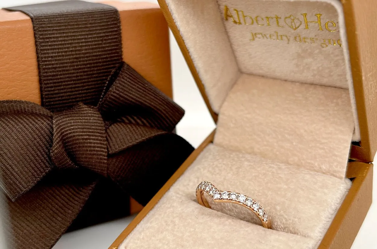 Ring 18kt Gold V-Shape Band & Diamonds