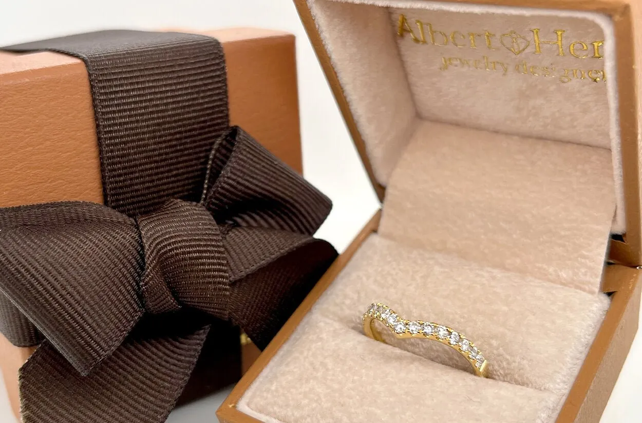 Ring 18kt Gold V-Shape Band & Diamonds