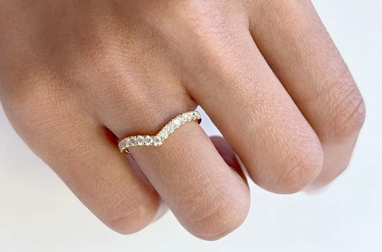 Ring 18kt Gold V-Shape Band & Diamonds