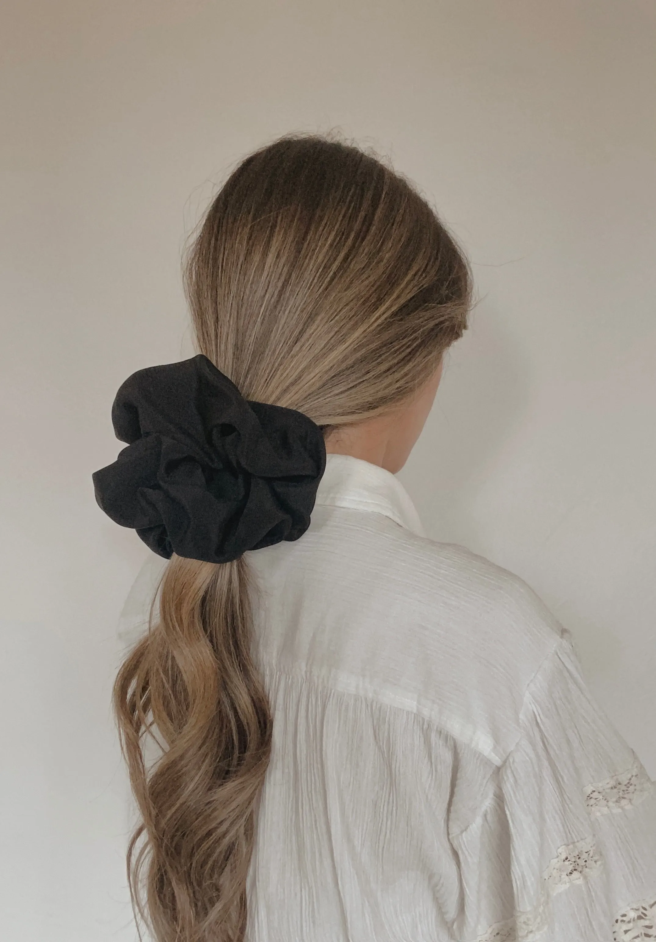 THE ALICE SCRUNCHIE LARGE - BLACK