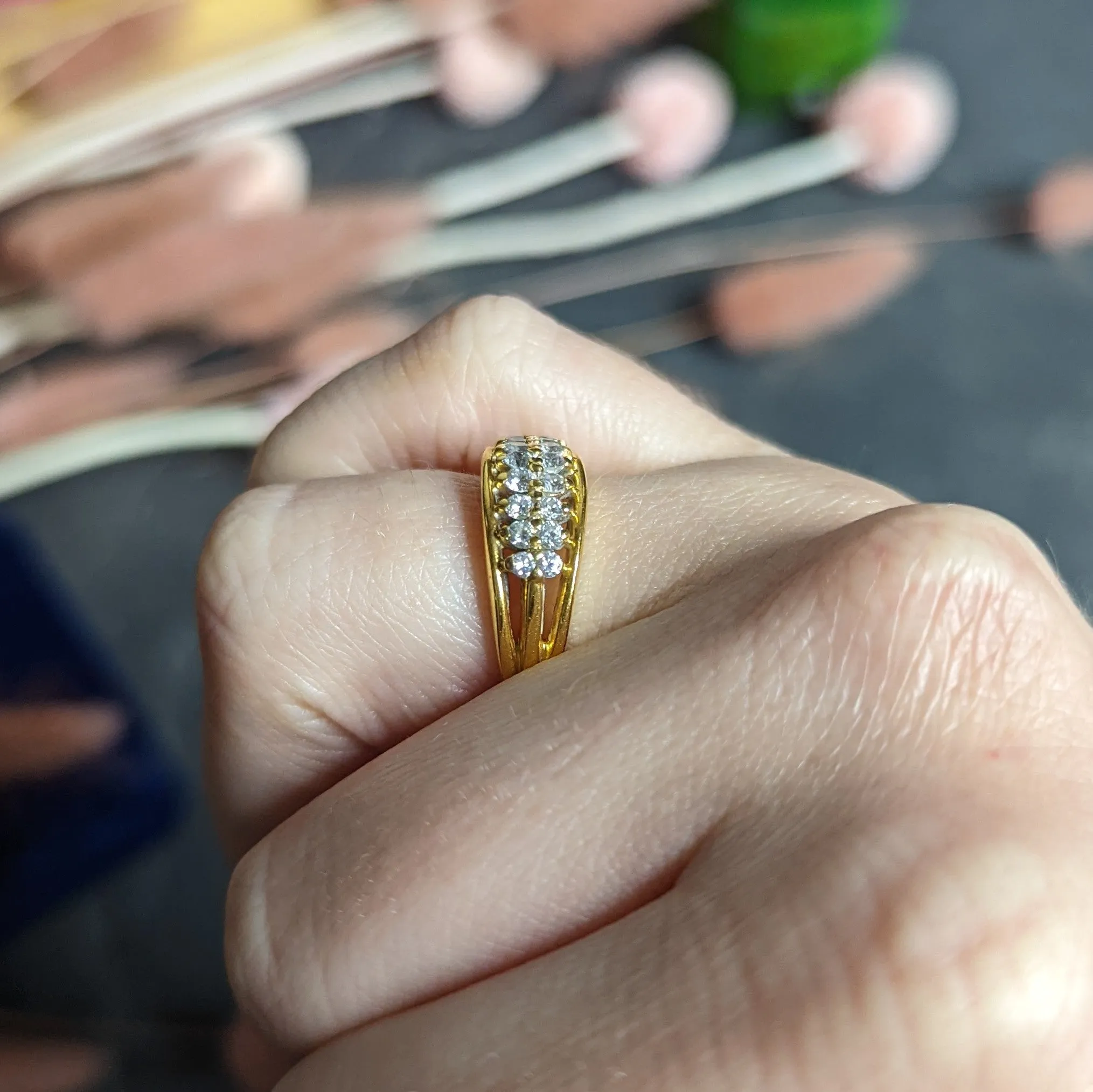 Vintage 0.55 CTW Diamond 18 Karat Gold Split Band Ring